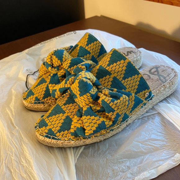 Sam Edelman Blue and Yellow Tribal Slides US6 - Picture 3 of 7